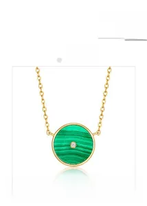 Détail du collier pendentif en or 18 carats avec malachite et pierre centrale