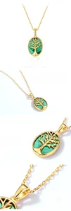 Détail d'un pendentif arbre de vie en argent avec malachite verte et plaquage or