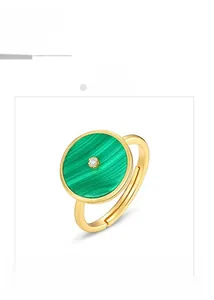 Détail d'une bague dorée ajustable avec pierre de malachite verte et accent en cristal