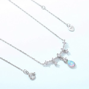 Makro-Detail der S925 Silberhalskette mit Opal-Wassertropfen und kleinen Diamanten