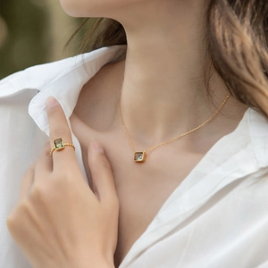 Elegant s925 silver 9K gold plated ring and necklace with emerald cut green gemstones