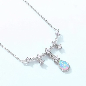 Elegante Halskette aus 925 Sterlingsilber mit Tropfen-Opal und funkelnden Zirkoniasteinen