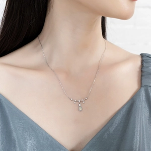 Elegante 925er Silberkette mit funkelndem Opal-Anhänger in Tropfenform für Damen