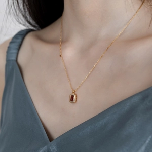 Luxuriöse vergoldete S925 Silberkette mit Granatanhänger getragen von einem weiblichen Model