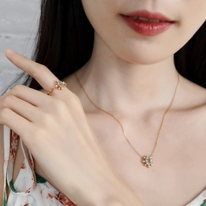 Set collana e anello a fiocco di neve con topazio azzurro in argento S925 placcato oro