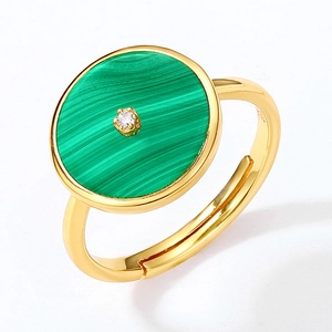 Détail macro de la bague en argent S925 avec pierre de malachite et diamant central