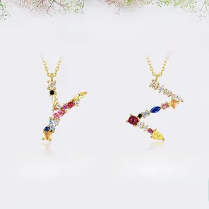Dettaglio delle collane con lettere Y e Z con vivaci pietre di zirconia colorate