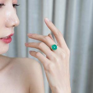 Bague minimaliste en argent S925 plaqué or avec malachite ronde portée
