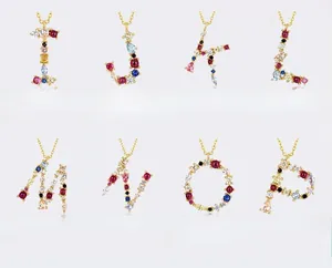 Dettaglio dei ciondoli a lettera da I a P in argento S925 dorato con zirconi colorati