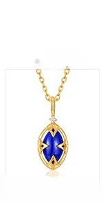 Detailansicht vom 18k Goldanhänger mit Lapislazuli, hohler Filigranarbeit und weißem Diamant