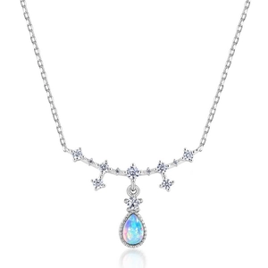 Elegante 925er Sterlingsilber Kette mit tropfenförmigem Opal-Anhänger auf weißem Grund