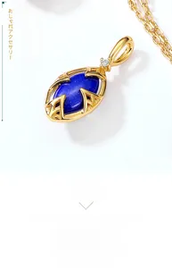 Vue macro d'un pendentif en argent s925 plaqué or avec lapis-lazuli et cristal blanc