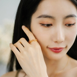 Elegant 925 silver gold-plated ring with multiple pink heart-shaped stones on model