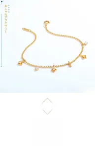 Dettaglio macro del bracciale in argento S925 placcato oro con ciondoli in opale sintetico