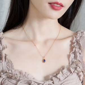 Collier rétro japonais s925 plaqué or avec pendentif lapis-lazuli sur mannequin femme