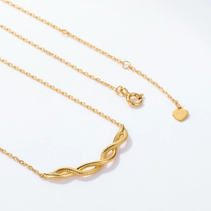 Detail van S925 zilveren goudkleurige ketting met geweven hanger en stevige karabijnsluiting