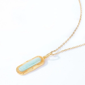 Détail du pendentif amazonite rectangulaire avec relief doré et chaîne fine