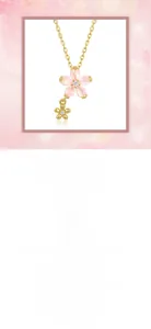 Détail du pendentif fleur de cerisier avec pétales roses et chaîne dorée pour femme