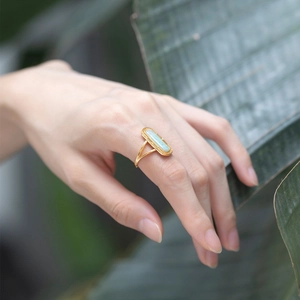 Detail eines Vintage-Amazonit-Rings mit rechteckigem Stein und geteiltem Goldband