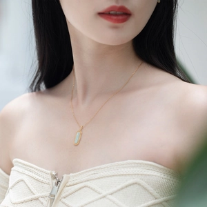 Collier rétro japonais avec pendentif géométrique en amazonite et argent 925 doré sur mannequin