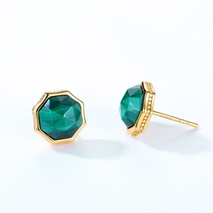 Octagonal malachite stud earrings in gold-plated 925 silver with milgrain edges