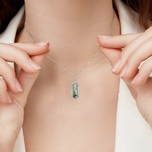 Vue rapprochée du collier avec pendentif géométrique en amazonite pour femme