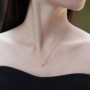 Collier avec pendentif fleur rose fini or 18 carats et petits cristaux sur chaîne fine