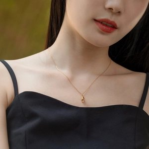 Elegant 925 silver conch pendant necklace with white zircon in gold finish for women