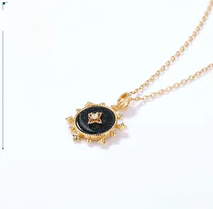 Détail du pendentif boussole vintage en argent 925 doré avec pierre de sable bleu et étoile