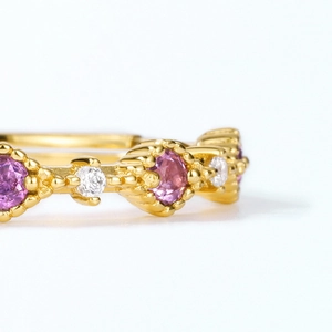 Detailaufnahme von Vintage Kronenring mit rosa Saphiren und weißen Diamanten auf Goldband