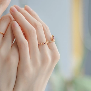 Vintage-Ring mit Amethyst-Geometrie, 10K Gold-Finish und lila Edelsteinen im Kronen-Stil