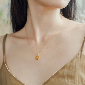 Collana vintage in argento 925 placcato oro 10K con pendente in citrino ovale su modella