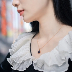 Pendentif boussole ciel étoilé en argent 925 avec grès bleu et étoile sur le modèle