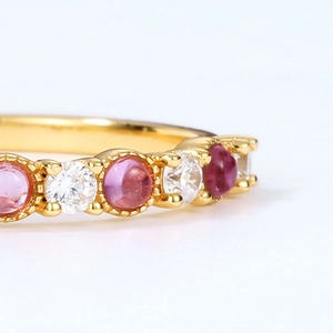 Vue macro d'une bague en argent doré avec améthyste lavande et zircons blancs