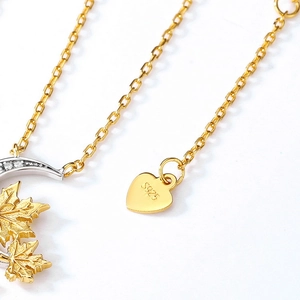 Detailopname van het S925-keurmerk op de ketting met gouden esdoornblad en zilveren maan