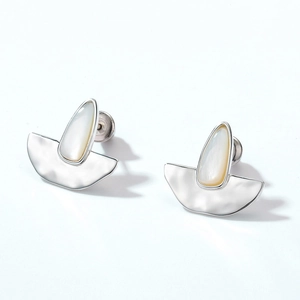 Orecchini a perno in argento 925 con texture martellata e inserti in madreperla