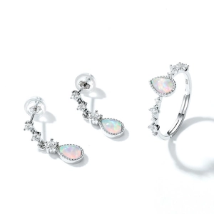 Detailed view of S925 silver jewelry set with pear-cut opal ring and teardrop earrings