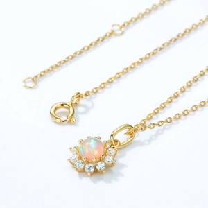 Collier soleil élégant en or 18 carats avec centre opale et halo de zircons