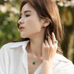Détail d'un ensemble de bijoux en argent s925 doré avec agate verte et motifs de saule