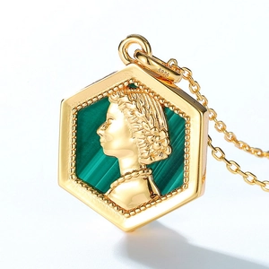 Retro 925 sterling silver hexagon malachite pendant necklace with queen relief