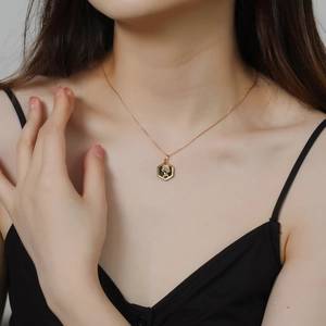 Vintage 925 silver necklace featuring a malachite pendant with Queen relief on model
