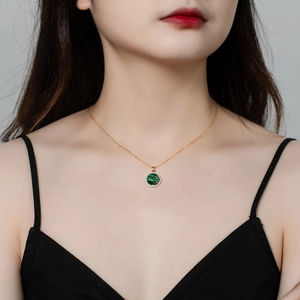 S925 zilveren goudkleurige sterhanger ketting met malachiet steen op een elegant model
