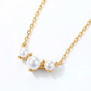 Minimalist S925 silver necklace with three round shell pearls on golden chain
