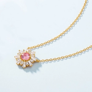 Collier tournesol doré avec zircon rose central et pétales en cristal blanc sur chaîne