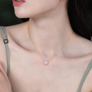 Collier tournesol en argent 925 doré avec zircon rose porté par un mannequin