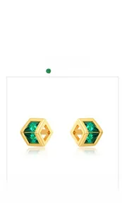 Détail des boucles d'oreilles cube creux en or avec zircon vert émeraude au centre