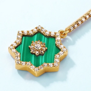 Eleganti orecchini a stella in oro con inserto in malachite e cristalli micro-pave