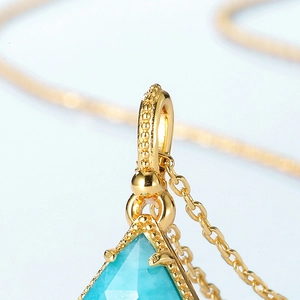 Détail du pendentif en amazonite géométrique et chaîne en argent S925 plaqué or