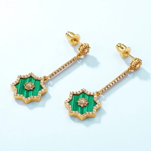 Orecchini a stella in argento S925 dorato con malachite verde e pavé di zirconi lucidi