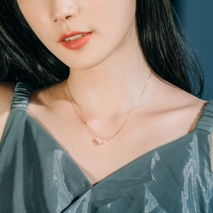 Minimalist S925 sterling silver necklace with three horizontal pearls on a model
